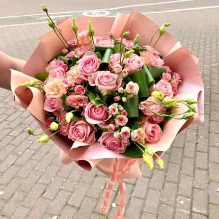 Букет с розовыми розами "Ангажемент": цены на доставку в Кемерово