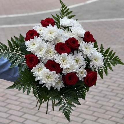 Букет из краных роз с зеленью "Василиса" - доставка в Кемерово